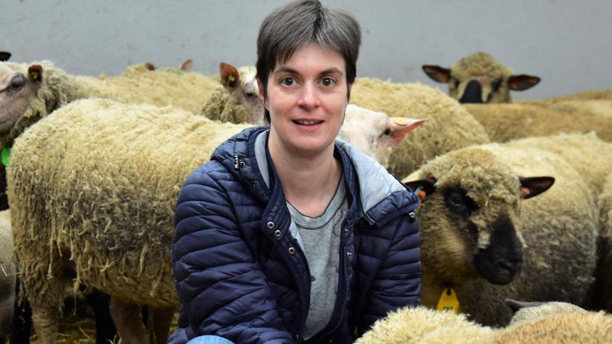Lissy Steegmans tussen haar geliefde schapen en lammeren.