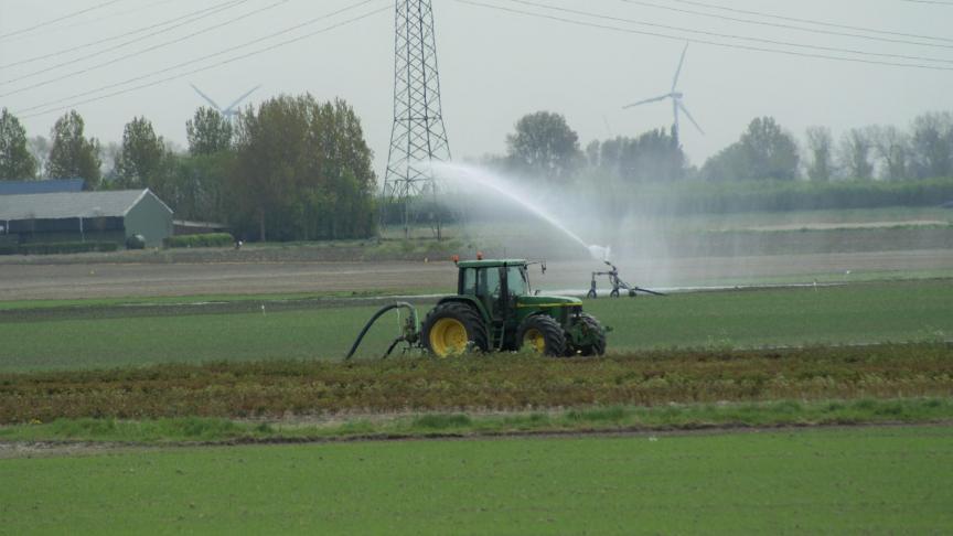 Bij een code oranje adviseert de droogtecommissie alle gouverneurs om een waterverspillingsverbod in te stellen en een captatieverbod op alle onbevaarbare waterlopen uit te vaardigen.