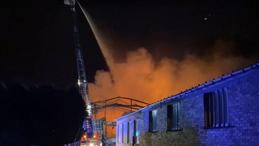 Bij een loodsbrand op een fruitbedrijf in Zepperen raakten 2 medewerkers verbrand. Mogelijk is er ook asbestgevaar n de omgeving.