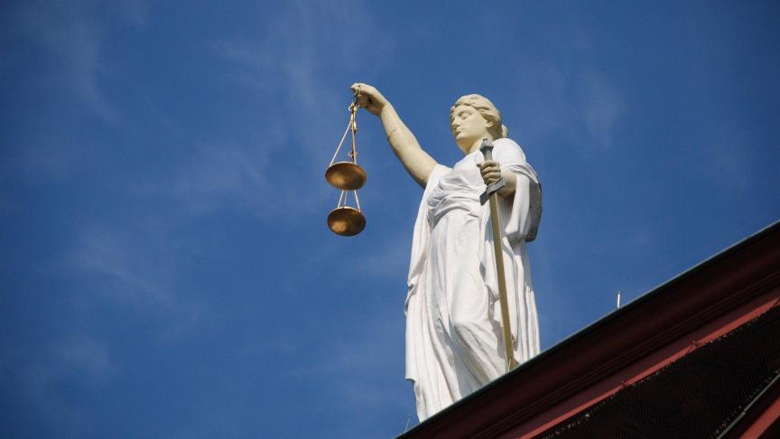 Een veehouder riskeert voor de correctionele rechtbank van Leuven 6 maanden cel en een boete van 242.000 euro voor inbreuken op de milieuwetgeving in en rond zijn bedrijf in Holsbeek.