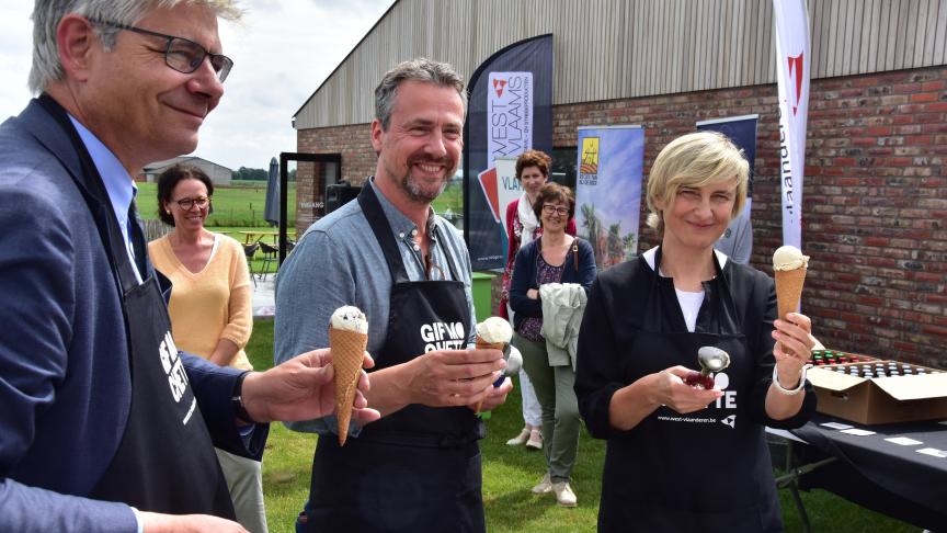De bereidwillige ‘ijsjesverkopers’ van dienst: Jean de Bethune, Bart Maeyaert en minister Hilde Crevits.