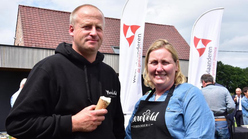 De ijsboerderij ’t Moereveld van Bjorn en Cindy Moyaert in Torhout is een van de bedrijven waar melkvee en hoeveverkoop hand in hand gaan.