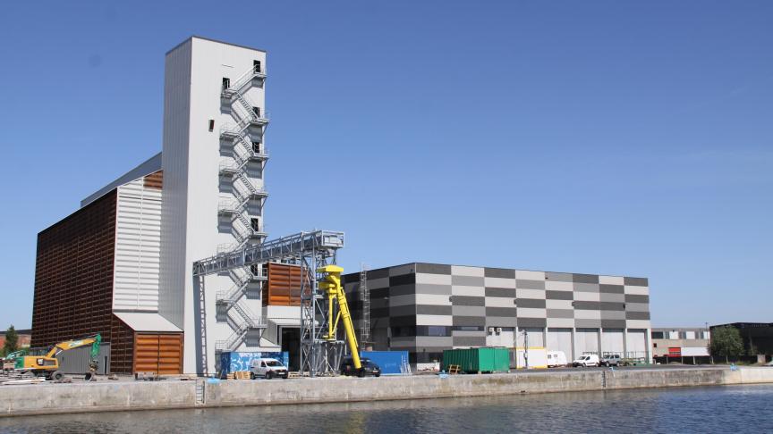 Het nieuwe havendepot in Pecq bestaat uit een graansilo met een capaciteit van 11.000 ton en een hal van 4.000 m² voor de opslag van meststoffen.