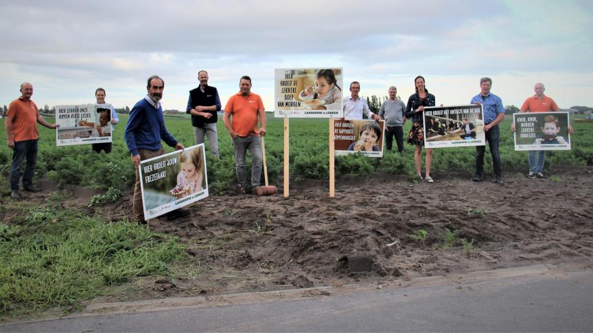 Aan de hand van een 80-tal borden die verspreid in het landschap staan, lancereert de gemeente Wingene opvallende slogans die passanten aanspreken op hun consumptiegedrag