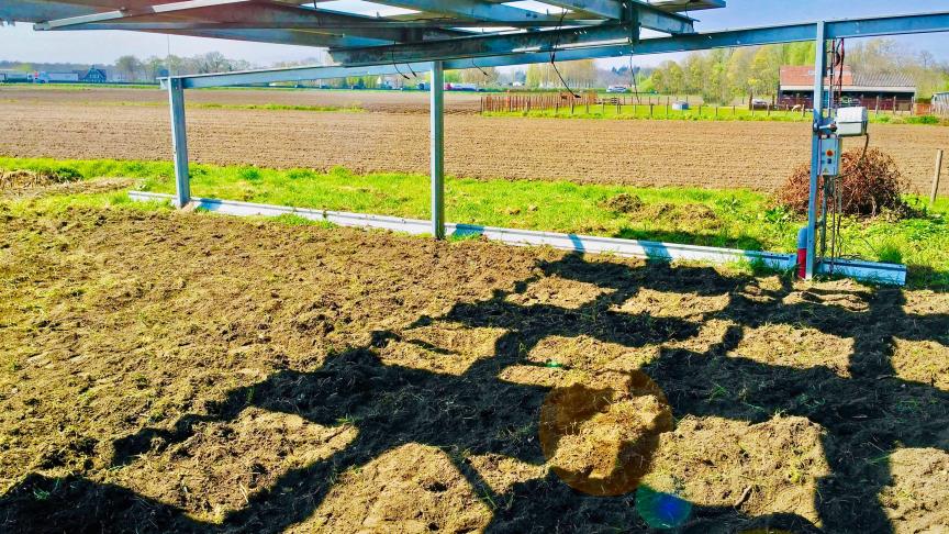Door zonnepanelen te installeren op landbouwgebied, met name boven akkers, zou men voedselproductie perfect kunnen combineren met de productie van zonne-energie  via zonnepanelen.