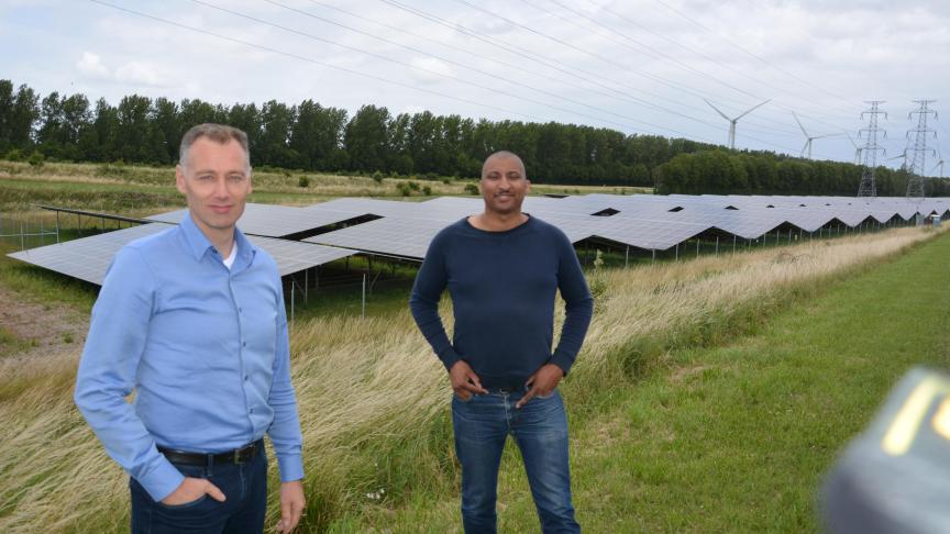Alexander Koeman (links) en Patrick Verstraelen van IB Vogt zoeken landbouwgrond om  zonneparken op te realiseren.