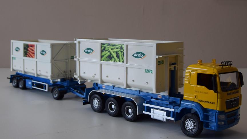 Vrachtwagencombinatie met groentencontainers door Frederik gebouwd.