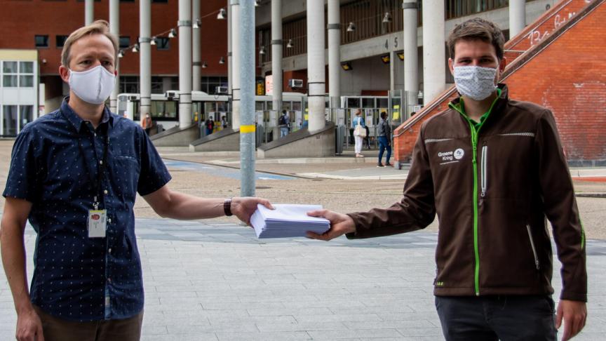 Bram Van Hecke, voorzitter van Groene Kring, overhandigde handgeschreven brieven aan Bart De Schutter van de Mestbank.