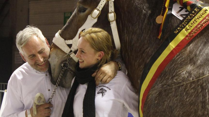 Rik Swinnen samen met zijn dochter Jella bij het behalen van de nationale titel in 2013 met zijn kampioenhengst Mathador van de Bouwhoeve (foto Robert Piessens).