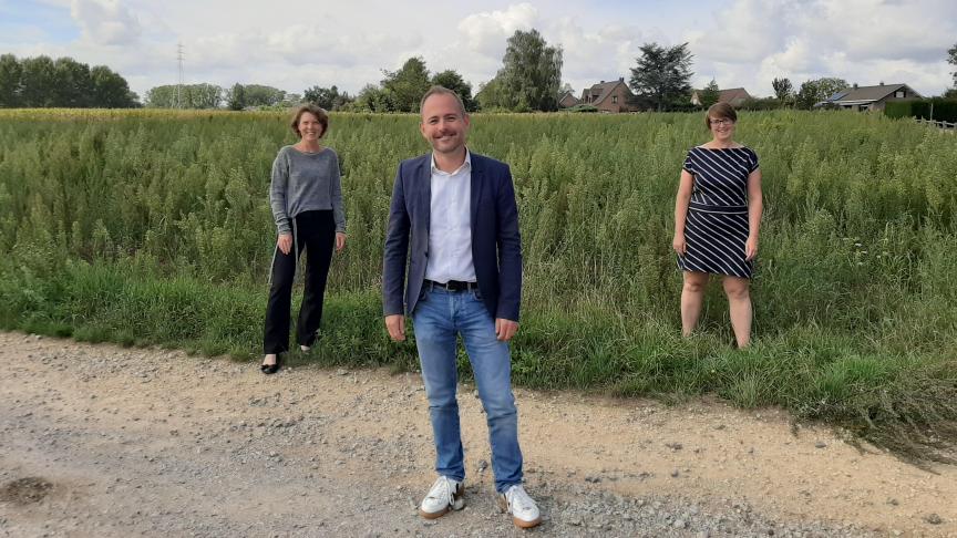 De stad en het OCMW Leuven stellen 10 gronden ter beschikking voor nieuwe stadslandbouwprojecten. Het oproep past in de Leuvense voedselstrategie , aldus David Dessers, Tessa Avermaete (links) en Lies Corneillie.