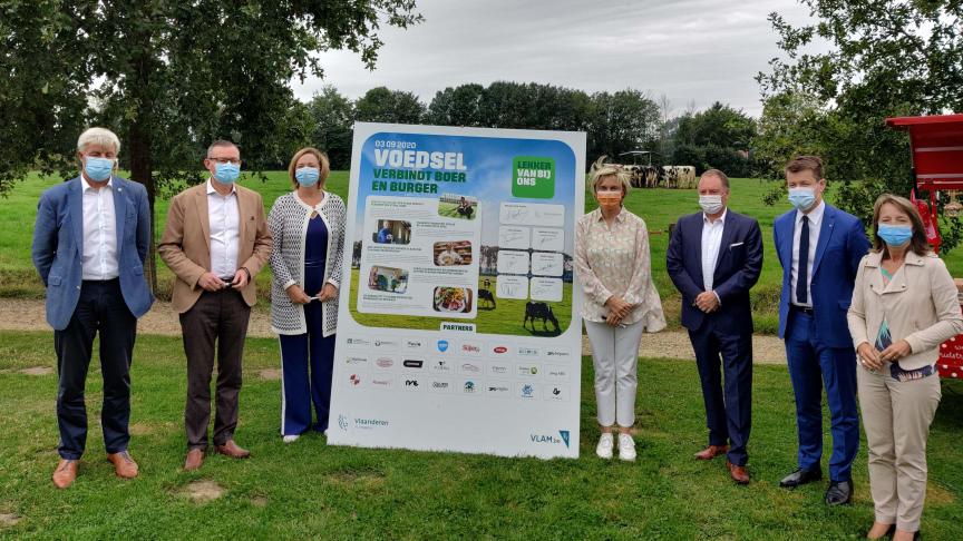 Om de band tussen boer en burger te versterken, komt er op initiatief van Vlaams minister van Landbouw Hilde Crevits een charter ter promotie van de lokale voeding. 23 partners uit de voedingssector, de handel en de horeca zetten hun schouders onder dit project.