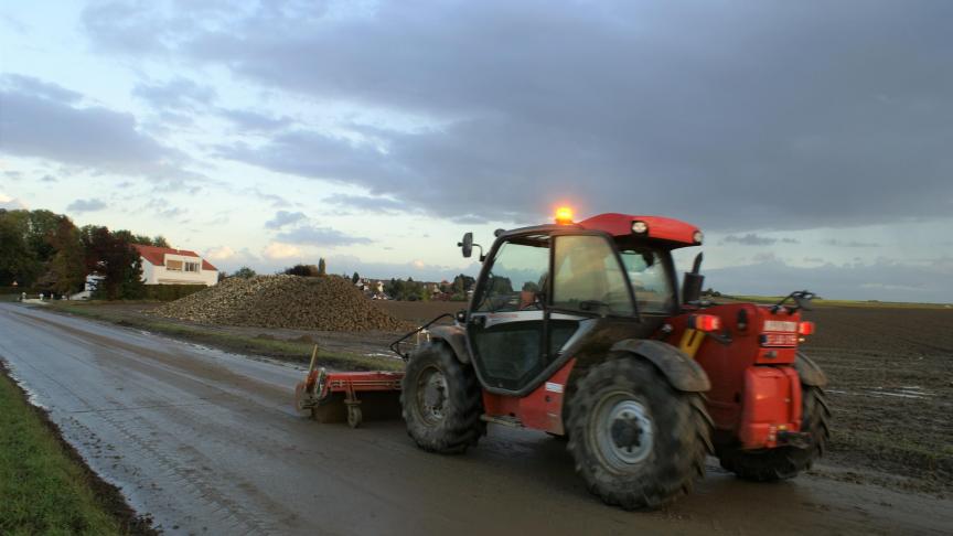 Tijdens het oogstseizoen kan er door landbouwwerken modder op de weg komen en dat veroorzaakt slipgevaar. Met de campagne ‘Modder op de weg’ wil men landbouwer en weggebruiker sensibiliseren.