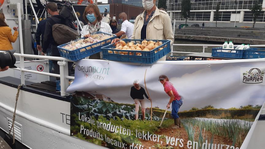 Om het project 'Hup Hub Brussel' in de verf te zetten, werden lokale landbouwproducten naar Brussel gebracht, bijvoorbeeld per boot.