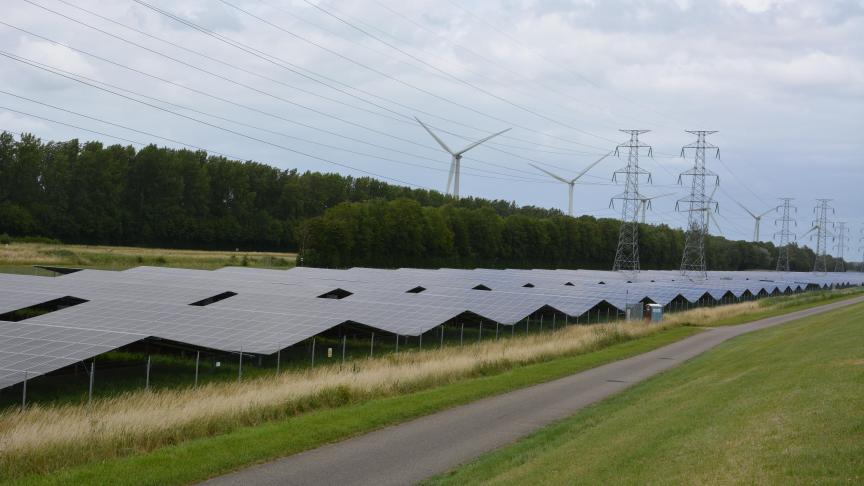 Op veel plaatsen in Nederland staan al zonneparken. De opkomst van de zonneparken roept weerstand op bij milieu- en landbouworganisaties.