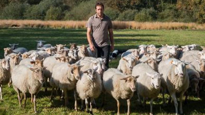 Je steekt er wel wat tijd in, maar de vriendschap die je terugkrijgt, maakt dat zeker goed , zegt Benny De Busser van herstelboerderij De Schaapskooi.
