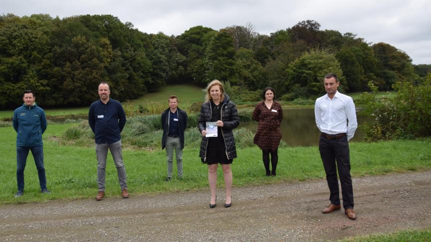 Het Droogte Innovatie Fonds van de provincie Limburg werd gelanceerd door gedeputeerde Inge Moors (derde van rechts) in de aanwezigheid van enkele DIF-juryleden. Rechts baron Christophe van Eyll, eigenaar van het kasteel van Neerrepen, waar de droogte-effecten ook zichtbaar waren in de vijver en omliggende akkers.