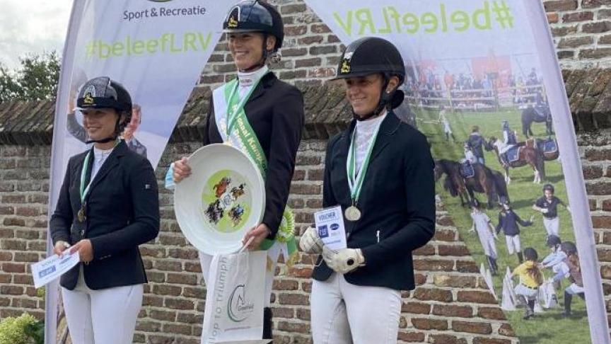 Het podium van de hoogste dressuur klasse ZZ met in het midden nationaal kampioene Sakina Van Dyck uit Morkhoven.