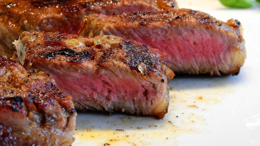 Volgens Test Aankoop komt dat omdat het vlees bij de lokale slager grotendeels afkomstig is van vrouwelijke runderen, waarvan het vlees sappiger is en beter smaakt.