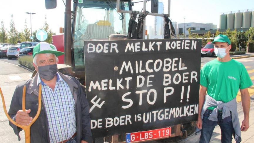Ruim 60 melkveehouders protesteerden een aantal weken geleden bij de Milcobel-site  in Langemark.