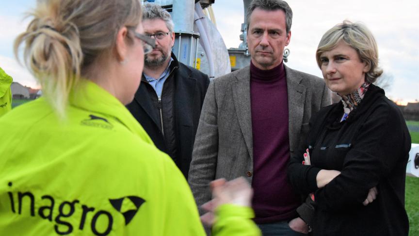 Vlaams minister Hilde Crevits en Bart Naeyaert, gedeputeerde in West-Vlaanderen, op een bezoek aan Inagro.