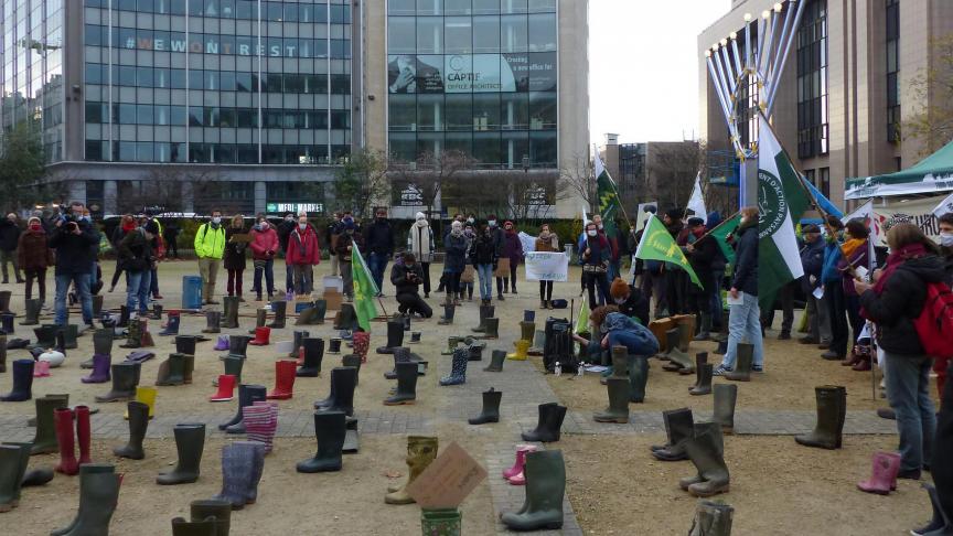 Landbouworganisaties protesteerden in Brussel tegen het Europees landbouwbeleid. De lege laarzen staan symbool voor de boeren die door toedoen van het beleid van de Europese instellingen zijn verdwenen.