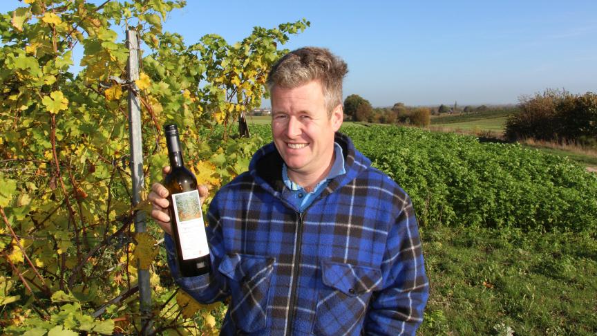 Een van de wijnen van de Groesbeekse akker- en tuinbouwer is genoemd naar zijn overleden vader Theo en heet  Theo’s witte . “Die wijn past perfect bij asperges en heeft al vele prijzen gewonnen”, aldus Bas Beijer.
