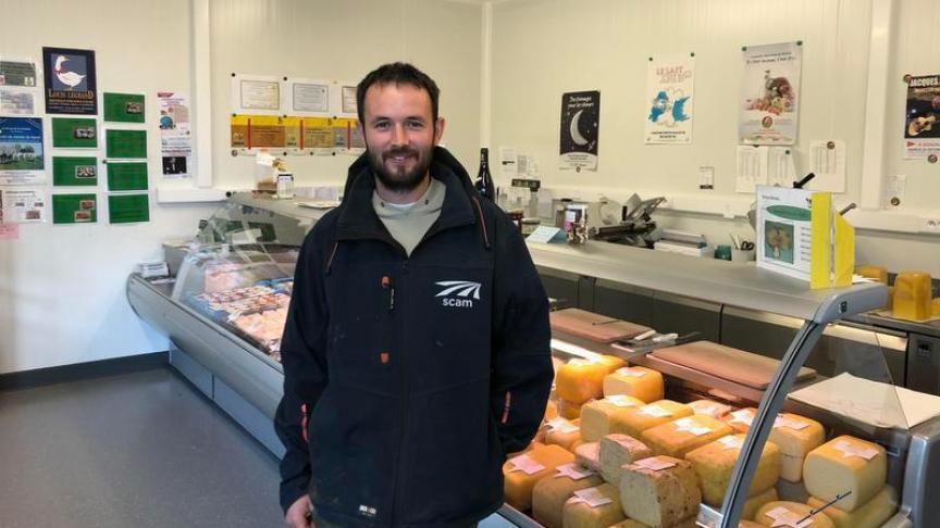 Bruno toont de producten uit zijn korteketenwinkel.