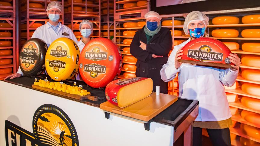 Vlaams landbouwminister Hilde Crevits opende in Wervik de nieuwe rijpingszaal en productielijn van Flandrien Kaas, in het bijzijn van Wim Opbrouck en de zaakvoerders Jan en Helga Desmet.