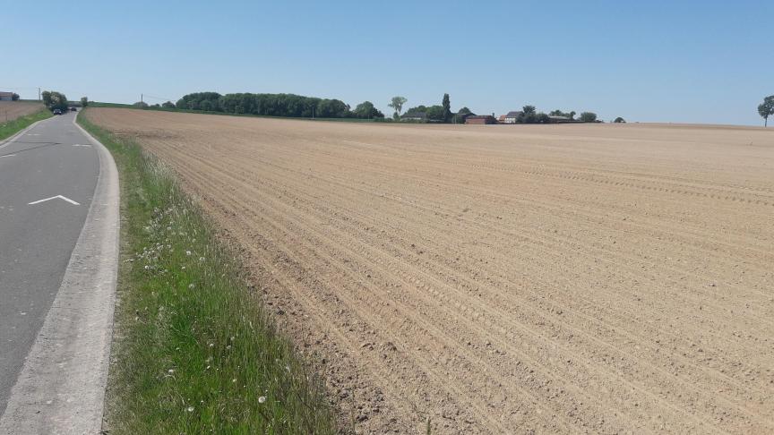 In Roosdaal ontstaat bij hevige neerslag een modderstroom afkomstig van de hoger gelegen akkers.