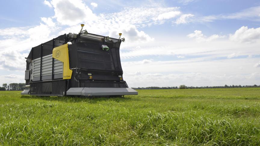 De Lely Exos zorgt autonoom voor de graslandwinning.