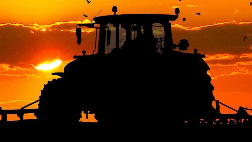 Rode diesel is goedkoper omwille van de vrijstelling van accijnzen en is als brandstof enkel bedoeld voor tractoren en machines.