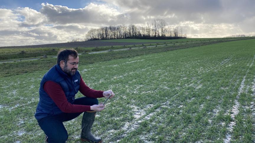 Wim Pacolet demonstreert hier de Kali-Toolbox om in het veld eventuele gebrekverschijnselen vast te stellen.