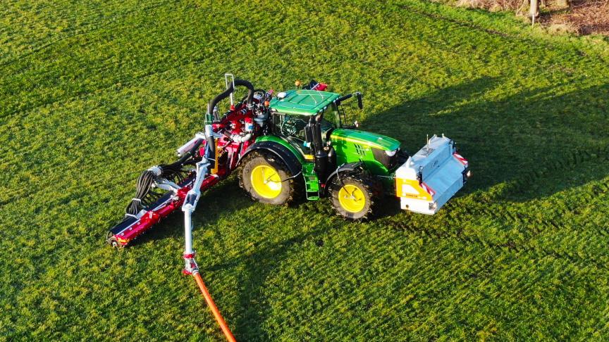 Een bestaande mestinjecteur kan aan de nieuwe sleepslangunit (SSU) van Vredo gekoppeld worden.