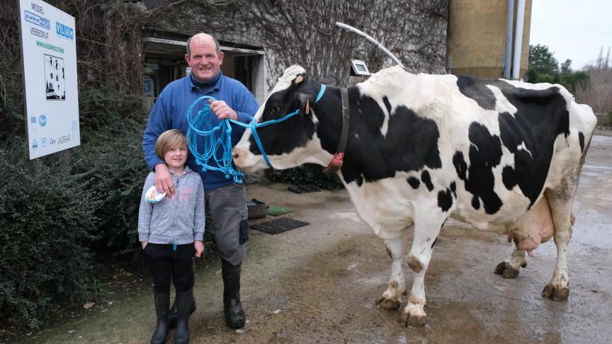 Samen met zijn kleinzoon toont Marcel trots zijn koe Rivanhoe, die een productie van 10.000 kg vet en eiwit behaalde.
