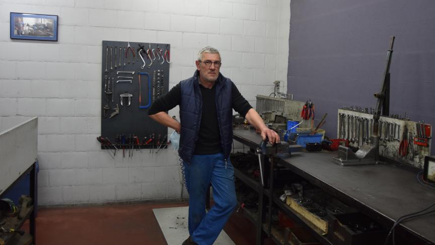 Yves Pittomvils in zijn atelier, waar hij starters en alternatoren herstelt.