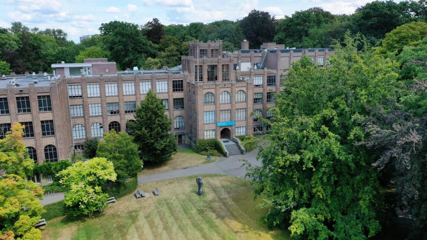 Het Landbouwinstituut werd in juni 1939 ingehuldigd, het is intussen dus 82 jaar in gebruik.