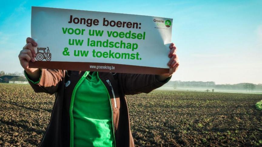 Jonge boeren vragen daarmee aandacht voor hun toekomst, die steeds verder onder druk komt te staan.