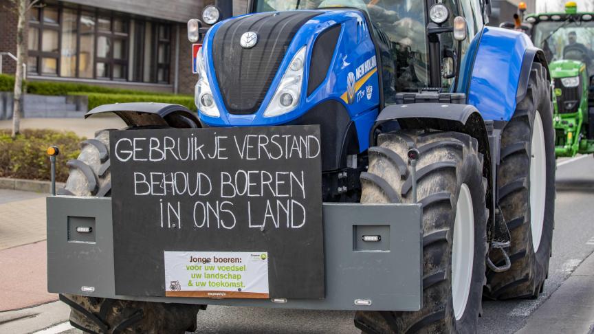 Jonge boeren vragen met de estafette aandacht voor hun toekomst, die steeds verder onder druk komt te staan.