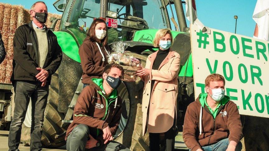 Op zaterdag 15 april eindigde de estafette in het West-Vlaamse Torhout. Daar kwam symbolisch 1 tractor met een aangeklede kar bij minister van Landbouw Hilde Crevits toe en zo ook aan de regering een duidelijk signaal geven: jonge boeren zijn belangrijk voor ieders toekomst.