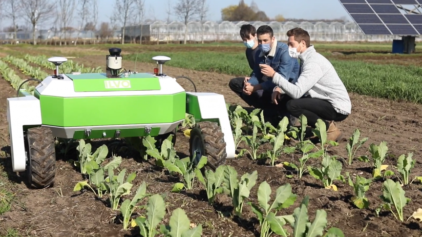 Voor de ondersteuning van mechanische onkruidbestrijding in biologische beddenteelt ontwikkelde Rembrandt Perneel (UGent) een landbouwrobot.