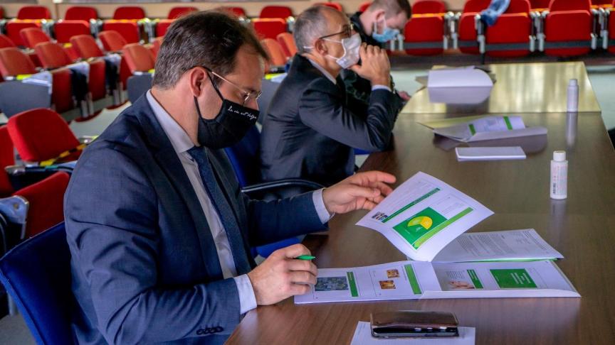 Minister Clarinval stelde tijdens het bezoek aan de gebouwen vast dat er investeringen nodig zijn om de continuïteit van de wetenschappelijke activiteiten en de veiligheid van de mensen te blijven garanderen.