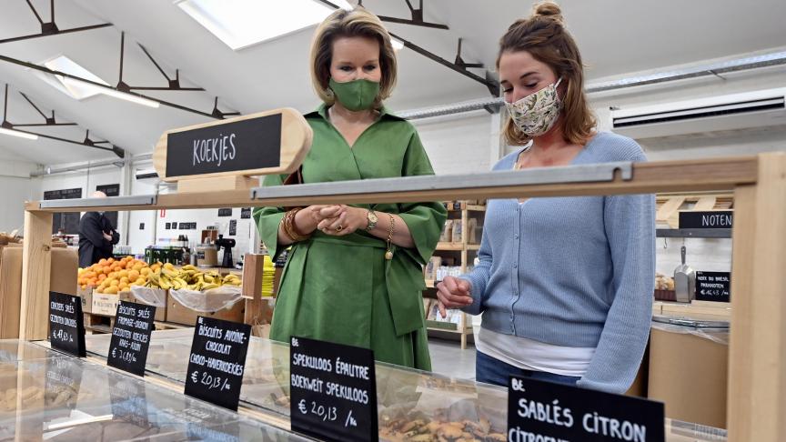 Koningin Mathilde sprak met medewerkers van The Barn en keek rond in de biowinkel.