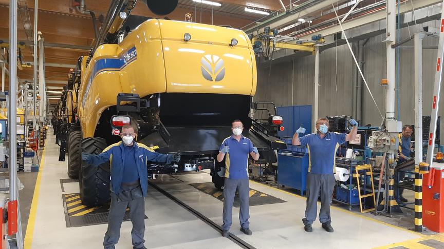 De voorbije 12 maanden werden in de fabriek in Zedelgem zo’n 140 tijdelijke contracten omgezet naar vaste jobs.