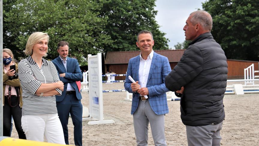 Vlaams minister Hilde Crevits heeft samen met parlementslid Lode Ceyssens een bezoek gebracht aan de paardenfokkerij en stoeterij Dorperheide van de familie Philippaerts in Oudsbergen.