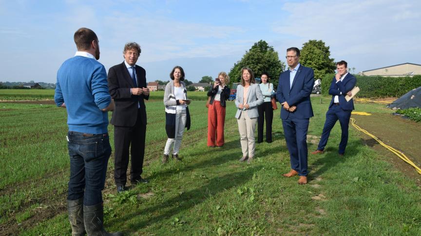 De Nederlandse Ambassadeur Pieter-Jan Kleiweg de Zwaan, Landbouwraad Carla Boonstra en Landbouwattaché Caroline Schauwvlieger werden door Boerenbondvoorzitter Sonja De Becker ontvangen op het Praktijkpunt Landbouw Vlaams-Brabant.