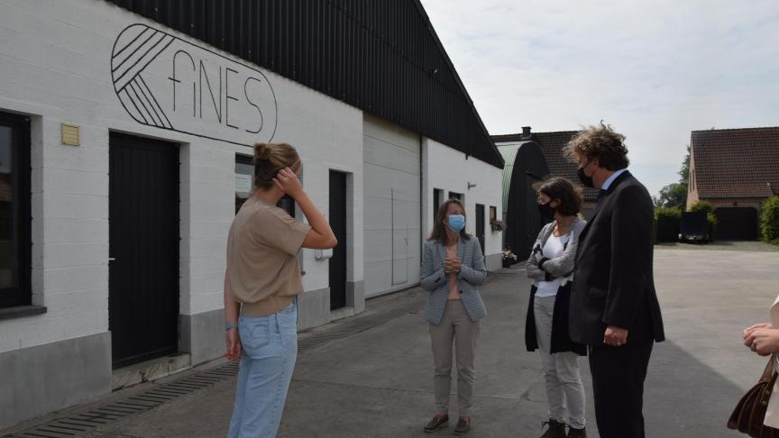 Inès Theunis, die de Vlaamse genomineerde voor de Innovation Award for Women Farmers 2021, gaf uitleg bij de innovatie op haar bedrijf.