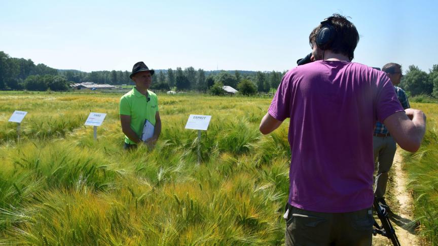 Zowel vormingscentra, praktijkcentra, het departement Landbouw en Visserij, toeleveringsbedrijven als andere bedrijven organiseerden webinars om de fysieke activiteiten op het veld te vervangen.