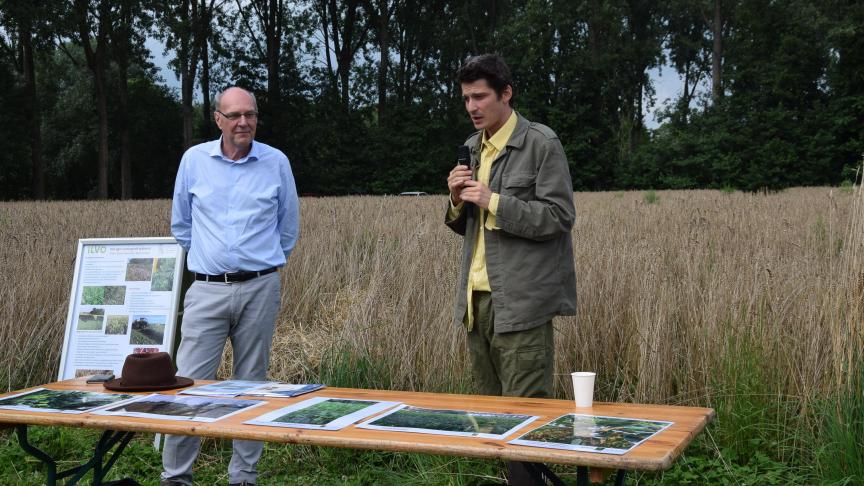 Alain Peeters (links) en bioboer Felix de Bousies zijn helemaal overtuigd van de voordelen van agro-ecologisch boeren.