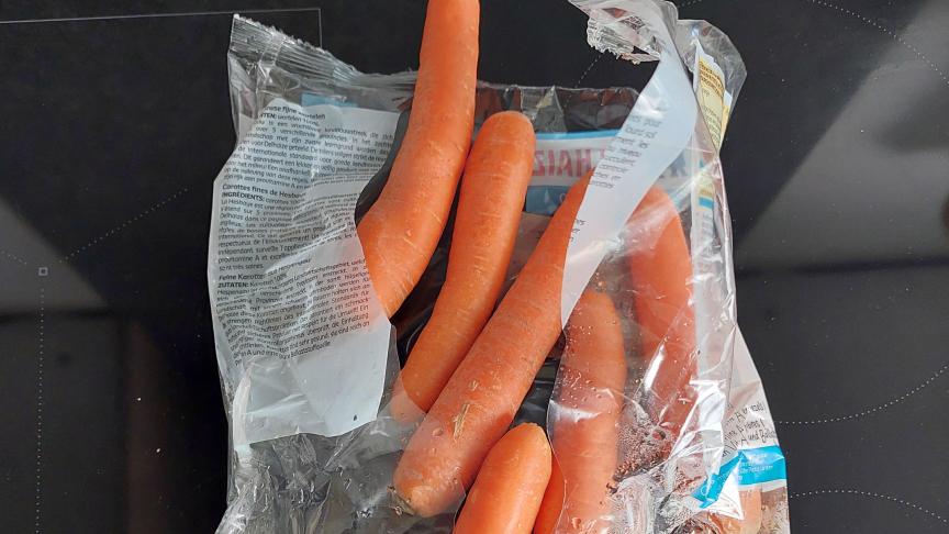 Frankrijk verbiedt vanaf volgend jaar plastic rond fruit en groenten.