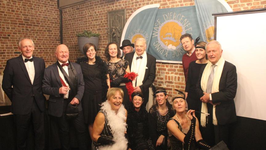 Het feestteam verkleedde zich in de stijl van de jaren 20 om het feestjaar aan te kondigen.
